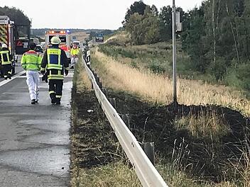 Der Böschungsbrand war schnell gelöscht. Glutnester wurden mit der Wärmebildkamera geortet und beseitigt. Nach einer halben Stunde ging es für die Einsatzkräfte zurück.  Foto: Michael Busch
