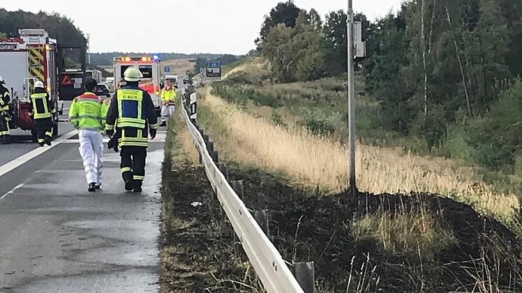 Der Böschungsbrand war schnell gelöscht. Glutnester wurden mit der Wärmebildkamera geortet und beseitigt. Nach einer halben Stunde ging es für die Einsatzkräfte zurück.  Foto: Michael Busch