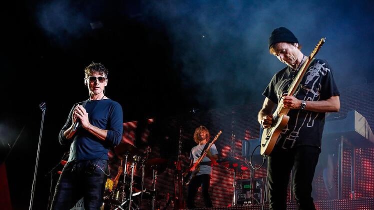 Morten Harkets (links) glasklare Stimme, begleitet von Gitarrist Pål Waaktaar-Savoy  (rechts)  bescherten dem Publikum viele Gänsehaut-Momente.Foto: Matthias Hoch