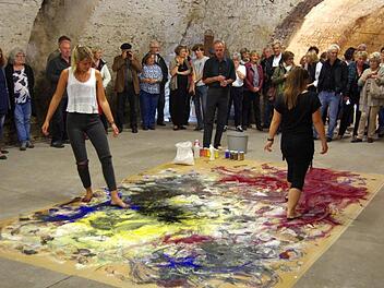 Während der Vernissage von  Walter Grafs Ausstellung  entstand in einer  Performance  ein fünf mal fünf Meter großes Tanzbild. Foto: Klaus Werner