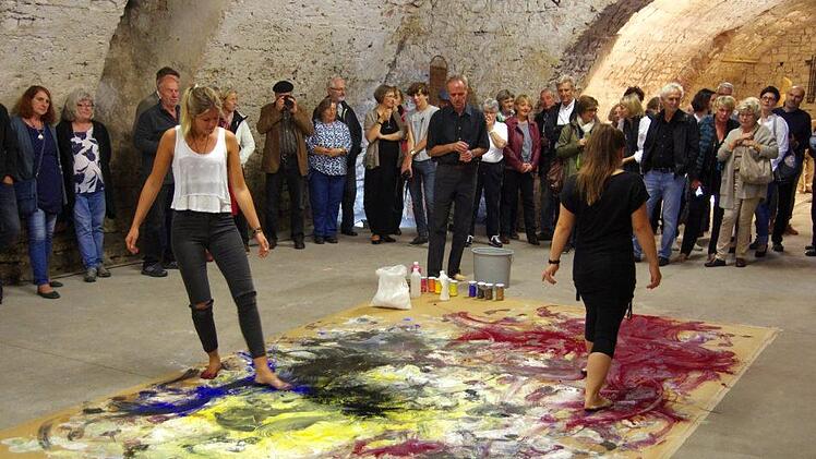 Während der Vernissage von  Walter Grafs Ausstellung  entstand in einer  Performance  ein fünf mal fünf Meter großes Tanzbild. Foto: Klaus Werner