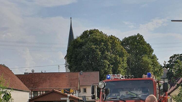 Dorfbewohner halfen den Feuerwehrlern spontan. Foto: Christian Licha
