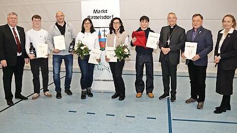 V.l.: B&uuml;rgermeister Andreas Schneiderbanger mit den Geehrten Paul M&uuml;ller, Thilo K&uuml;mmelmann, Petra Tscherner, Barbara Schneiderbanger, Jan Friedrich, Prof. Dr. Ludwig Schick, Manfred Jungkuns und der 3. B&uuml;rgermeisterin Sabina Sitzmann-Simon.