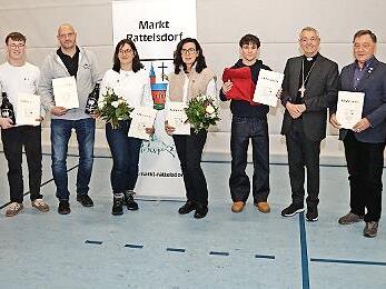 V.l.: B&uuml;rgermeister Andreas Schneiderbanger mit den Geehrten Paul M&uuml;ller, Thilo K&uuml;mmelmann, Petra Tscherner, Barbara Schneiderbanger, Jan Friedrich, Prof. Dr. Ludwig Schick, Manfred Jungkuns und der 3. B&uuml;rgermeisterin Sabina Sitzmann-Simon.