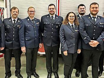 Stellvertretender Kommandant Michael Sturm, Vorsitzender Thomas Messingschlager, stellvertretender Vorsitzender Markus Hanika, neuer Vorsitzender Markus Weber, neuer stellvertretender Vorsitzender Sebastian Wach, Schriftf&uuml;hrerin Jasmin Werner, neu...