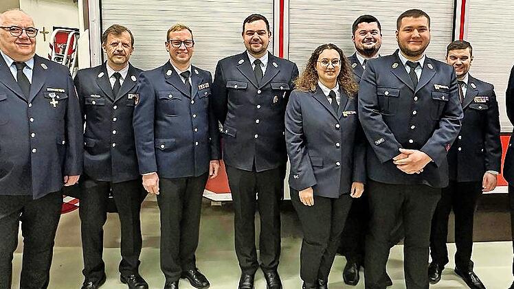 Stellvertretender Kommandant Michael Sturm, Vorsitzender Thomas Messingschlager, stellvertretender Vorsitzender Markus Hanika, neuer Vorsitzender Markus Weber, neuer stellvertretender Vorsitzender Sebastian Wach, Schriftf&uuml;hrerin Jasmin Werner, neu...