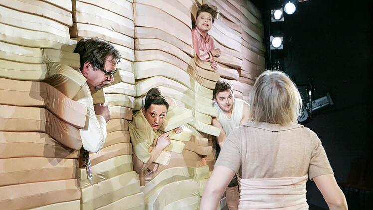 Kleinbürger vor der Mauer.