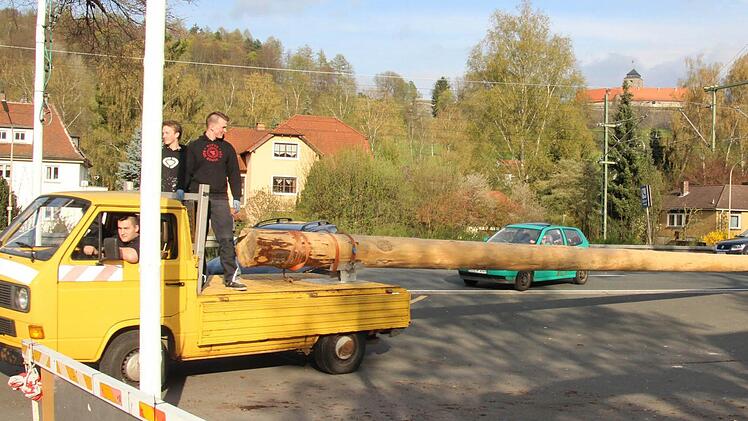 Kurz nach 18 Uhr brachten die "Diebe" den Baum auf den Schützenplatz zurück. Foto: Corinna Igler