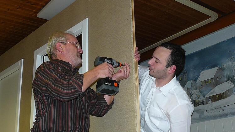 Albert Müller (links) und Franz Schnaubelt beim Montieren der neuen Bühne.