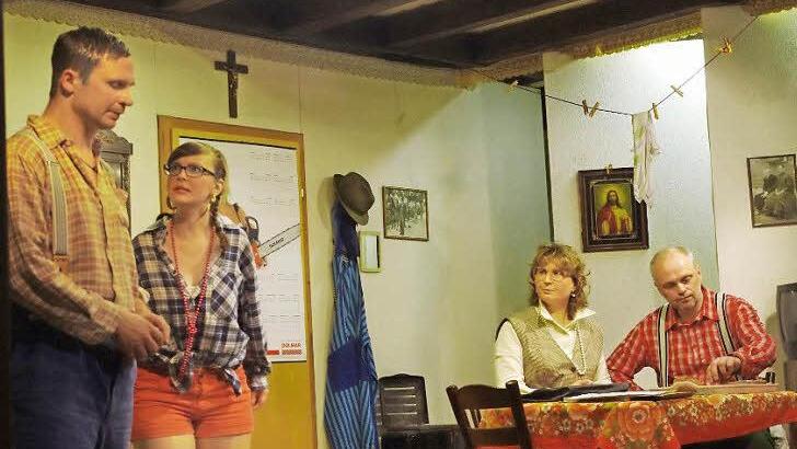 Lustig und turbulent ging es bei der Premiere des Zweiakters "Lieber ledig und frei" im Lahmer Jugendheim zu. Die Bilder zeigen (von links) Franz (Alexander Hoderlein), die "Karrierefrau" aus Berlin (Linda Haase), Fernsehmoderatorin Cindy (Bianca Schönmüller) und Gottlieb (Rainer Engelhardt).  Foto: Heike Schülein