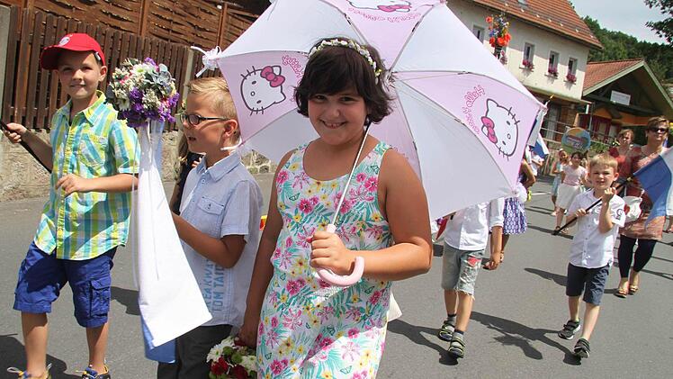 Der Hello-Kitty-Schirm schützt auch vor zu viel Sonne. Foto: Sonja Adam