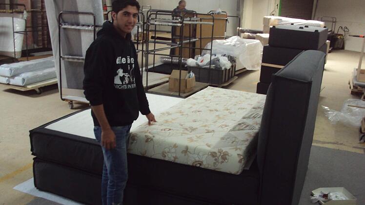 Amar ist einer der drei jungen Männer aus Syrien, die bei der Firma Maintal-Betten in Reundorf Arbeit gefunden haben. Am Anfang stand ein Praktikum. Für die berufliche Orientierung von Flüchtlingen wurden inzwischen gewisse Erleichterungen eingeführt. Sprachkenntnisse bleiben ein entscheidender Faktor. Foto: Wittmann