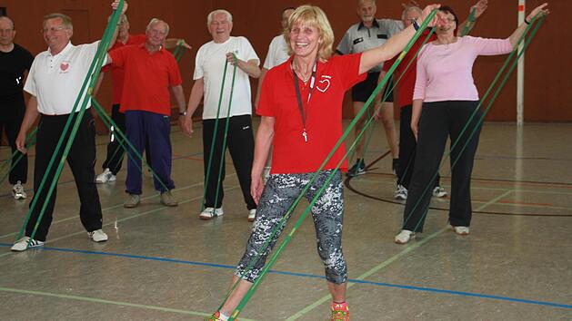 Petra Ernst (vorne) leitet seit 14 Jahren die &Uuml;bungseinheiten der Herzsportgruppe Lichtenfels. Fotos: Andreas Schmitt