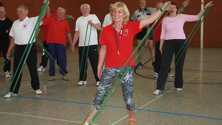 Petra Ernst (vorne) leitet seit 14 Jahren die Übungseinheiten der Herzsportgruppe Lichtenfels. Fotos: Andreas Schmitt