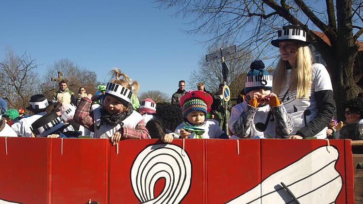 Viele kleine Musik-Weltstars waren auf dem Faschingswagen des Action Kindergartens Ebenhausen. Foto: Stefan Geiger