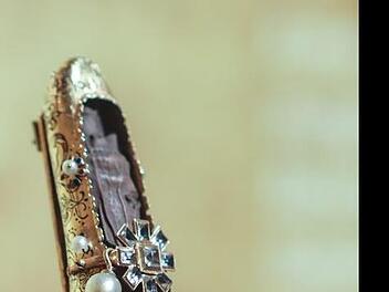 Das Fingerreliquiar der Heiligen Elisabeth: Die Gläubigen erhofften sich vom Besitz oder nur dem Anblick solcher Reliquiare Nachlässe von Höllenstrafen. Die Kirche machte aus dem Handel mit solchen Ablässen und mit Wallfahrten ein großes Geschäft. Foto: Barbara Herbst