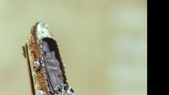 Das Fingerreliquiar der Heiligen Elisabeth: Die Gläubigen erhofften sich vom Besitz oder nur dem Anblick solcher Reliquiare Nachlässe von Höllenstrafen. Die Kirche machte aus dem Handel mit solchen Ablässen und mit Wallfahrten ein großes Geschäft. Foto: Barbara Herbst