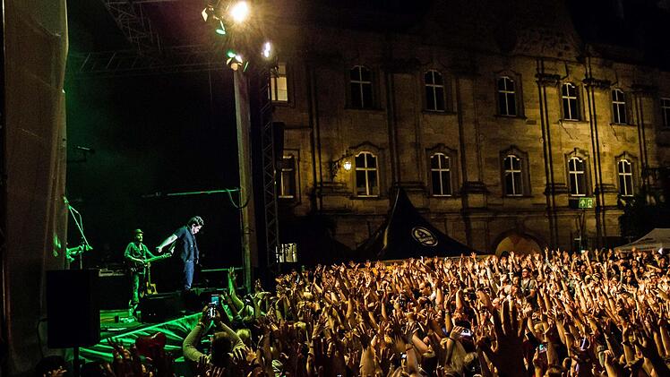 Umjubelter Auftritt: Michael Patrick Kelly fasziniert im ausverkauften Schlosshof von Tambach. Foto: Jochen Berger