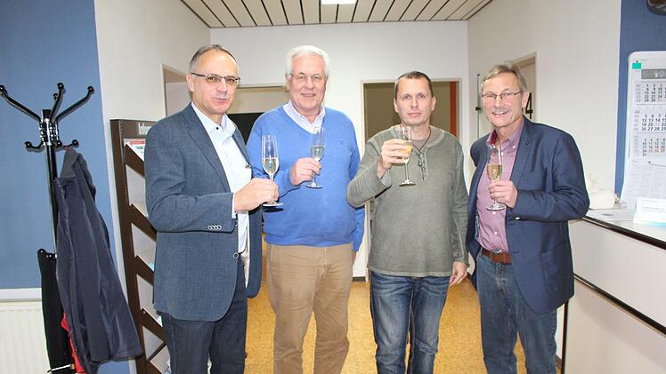 Wilhelm Friedrich  (rechts) und Roland Limpert (links) begrüßen Jens Bausch (2.v.r.) an seinem ersten offiziellen Tag in der Zeitlofser Praxis von Volker Behnke. Foto: Julia Raab