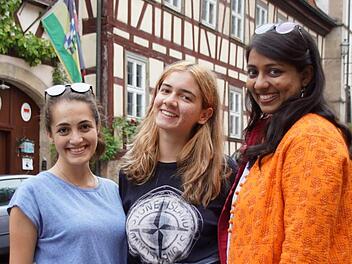 Anna aus Armenien, Natalia aus Makedonien und Doshi aus Indien (von links) sprachen zum Auftakt des Youth Camps über ihre Erfahrungen und ersten Einschätzungen von Franken und dem Kreis Haßberge. sw