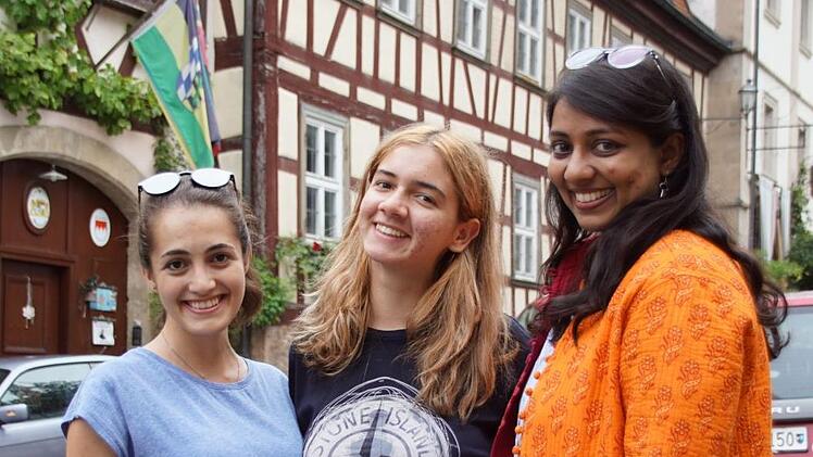 Anna aus Armenien, Natalia aus Makedonien und Doshi aus Indien (von links) sprachen zum Auftakt des Youth Camps über ihre Erfahrungen und ersten Einschätzungen von Franken und dem Kreis Haßberge. sw
