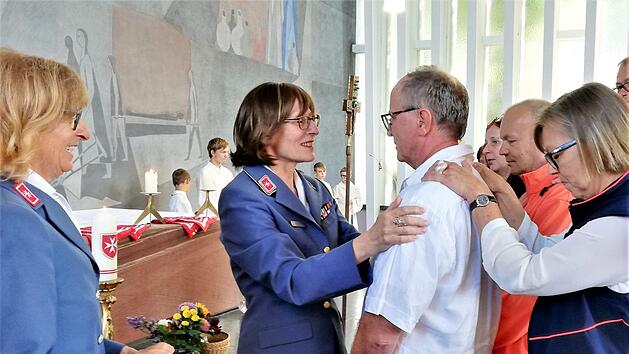 Heinrich Jahn aus Hofheim wurde in feierlicher Zeremonie von Hospizdienst-Koordinatorin Kerstin Schug (links), Di&ouml;zesanoberin Martina Mirus und Kursleiterin Theresia Merz als neuer ehrenamtlicher Hospizbegleiter im Malteser-Hilfsdienst begr&uuml;&szlig;t.Sigismund von Dobsch&uuml;tz