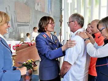 Heinrich Jahn aus Hofheim wurde in feierlicher Zeremonie von Hospizdienst-Koordinatorin Kerstin Schug (links), Diözesanoberin Martina Mirus und Kursleiterin Theresia Merz als neuer ehrenamtlicher Hospizbegleiter im Malteser-Hilfsdienst begrüßt.Sigismund von Dobschütz