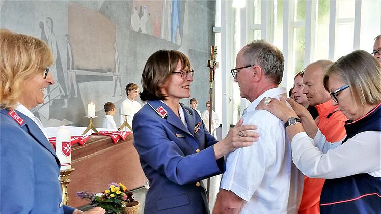 Heinrich Jahn aus Hofheim wurde in feierlicher Zeremonie von Hospizdienst-Koordinatorin Kerstin Schug (links), Diözesanoberin Martina Mirus und Kursleiterin Theresia Merz als neuer ehrenamtlicher Hospizbegleiter im Malteser-Hilfsdienst begrüßt.Sigismund von Dobschütz