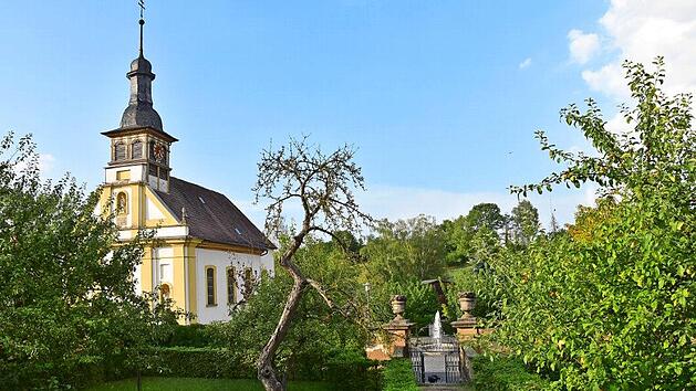 Sowohl die Planungen für die Aufwertung der Park- und Gartenanlagen (im Vordergrund) des Schlosses Oberschwappach als auch die Renovierung der St. Barbara Kirche standen im Mittelpunkt der Bürgerversammlung in Oberschwappach.  Foto: Christiane Reuther