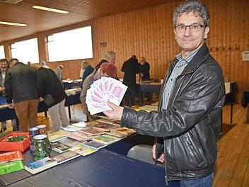 Oliver Fischer, Vorsitzender der Münzfreunde Kronach, zeigt einige Null-Euro-Scheine", die eine Novität bei der außergewöhnlichen Börse in der Mehrzweckhalle in Theisenort waren.  Foto: K.- H. Hofmann