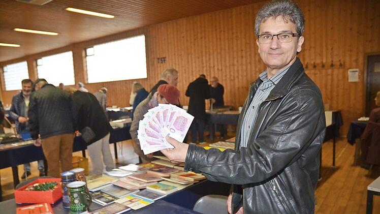 Oliver Fischer, Vorsitzender der Münzfreunde Kronach, zeigt einige Null-Euro-Scheine", die eine Novität bei der außergewöhnlichen Börse in der Mehrzweckhalle in Theisenort waren.  Foto: K.- H. Hofmann