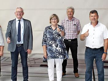 Daumen hoch: Die Vorstandsmitglieder sowie Kassenprüfer der LAG Region Bamberg e. V. wurden während der 14. Mitgliederversammlung einstimmig gewählt: Annette Schäfer, Hubert Dietz, Anneliese Göller, Landrat Johann Kalb, Dagmar Raab, Helmut Schorr, Carsten Joneitis, Michael Bergrab und Pfarrer Ulrich Rauh freuen sich hierüber (von links). Foto: LAG Region Bamberg e. V..