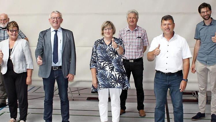 Daumen hoch: Die Vorstandsmitglieder sowie Kassenprüfer der LAG Region Bamberg e. V. wurden während der 14. Mitgliederversammlung einstimmig gewählt: Annette Schäfer, Hubert Dietz, Anneliese Göller, Landrat Johann Kalb, Dagmar Raab, Helmut Schorr, Carsten Joneitis, Michael Bergrab und Pfarrer Ulrich Rauh freuen sich hierüber (von links). Foto: LAG Region Bamberg e. V..
