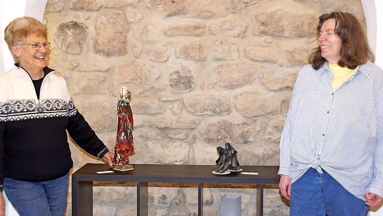 Die Keramiken von Helga Stegner (links) und die Bilder von Regine Jakob sind derzeit in der "Galerie an der Stadtmauer" in Eltmann zu bewundern.