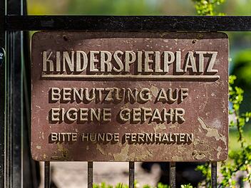 Auf Spielplatz in Ansbach: Frau klaut Mädchen (9) das Handy und verletzt Zeugin