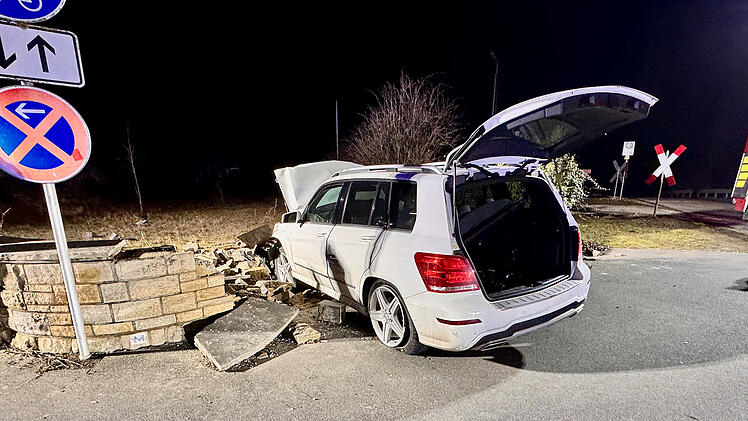 Auto kracht gegen Gartenmauer