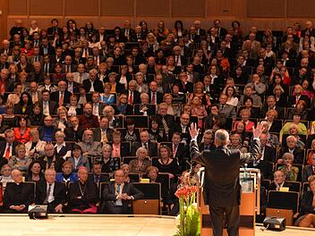 Erstmals mussten die Besucher des Neujahrsempfanges sich nicht im Hegelsaal zusammendrängen, sondern saßen bequem auf den Stühlen der großen Konzerthalle. Fotos: Ronald Rinklef