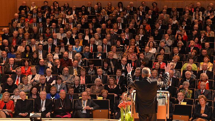 Erstmals mussten die Besucher des Neujahrsempfanges sich nicht im Hegelsaal zusammendrängen, sondern saßen bequem auf den Stühlen der großen Konzerthalle. Fotos: Ronald Rinklef