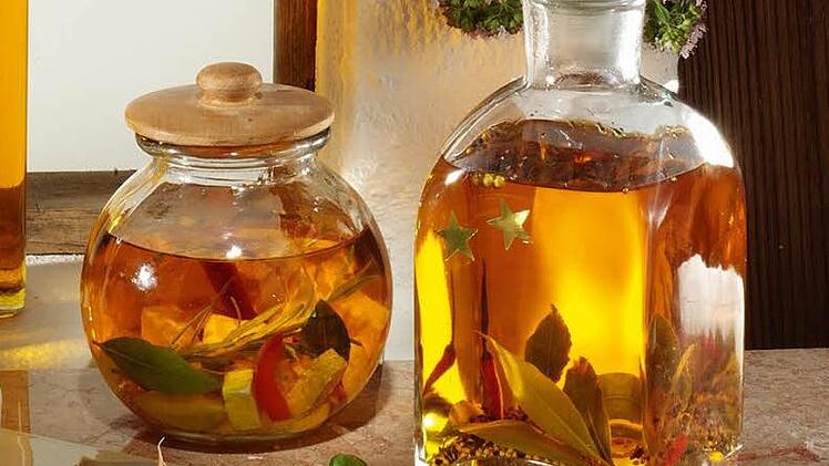 Pesto, Essig und Öle aus eigener Herstellung geben der eigenen Küche die besondere Note oder eignen sich hervorragend als Mitbringsel.  Foto: www.weihnachtsmenue.de