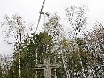 Ein Windrad bei Rannungen steht nicht weit entfernt von diesem Wegkreuz.  Foto: Paul Ziegler