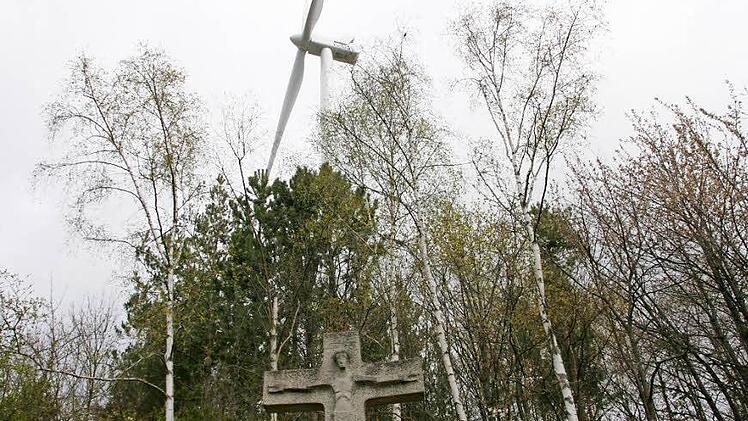Ein Windrad bei Rannungen steht nicht weit entfernt von diesem Wegkreuz.  Foto: Paul Ziegler