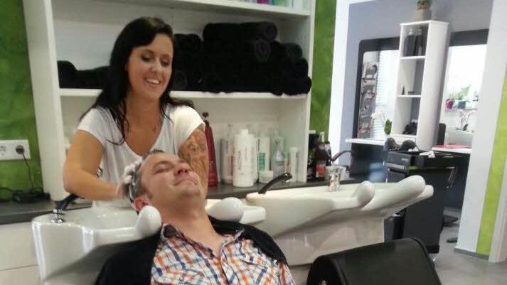 Von nichts kommt nichts - das hat Tomislav Gašpic in Deutschland schnell gemerkt. Er hat sich deshalb sofort eine Arbeit gesucht und schnell Deutsch gelernt. Ihm war es wichtig, in Ebern integriert zu sein. Für all diese Arbeit genießt er ab und zu die Massageliege, die er in seinem Salon eingebaut hat, und eine Haarwäsche von Yvonne Groh.