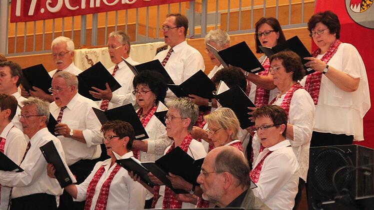 Der Gesangsverein Harmonie Neuhaus begeisterte sein Publikum.  Fotos: Johanna Blum