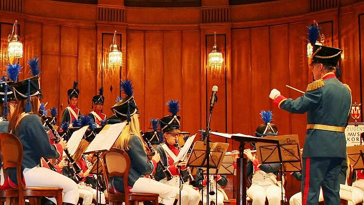 Bernd Hammer und sein Jugendmusikkorps im "normalen" Outfit in der Uniform des großherzoglich-würzburgischen Regiments von 1812. Foto: Werner Vogel