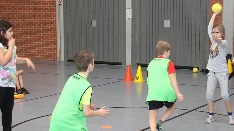 Jungs und Mädchen spielen beim Turnier in einem Team.