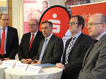 Sind sich einig, dass eine Fusion der Sparkassen Erlangen und Höchstadt der richtige Schritt ist, von links: German Hacker, Reinhard Lugschi, Alexander Tritthart, Florian Janik und Johannes von Hebel. Foto: Andreas Dorsch
