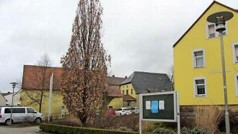 Das Rathaus (rechts) ist saniert, die Alte Mühle (l.) noch nicht.Foto: Anette Schreiber