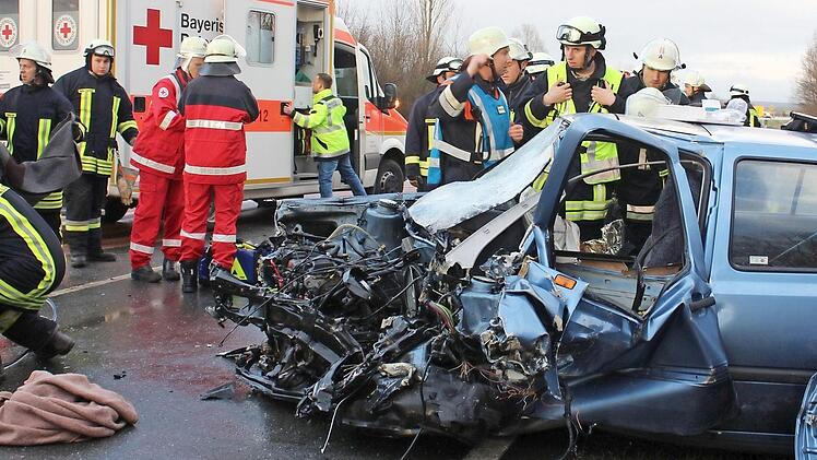 Der Knotenpunkt war schon häufiger der Schauplatz schwerer Verkehrsunfälle, wie hier im April 2015.  Archivfoto: Andreas Dorsch