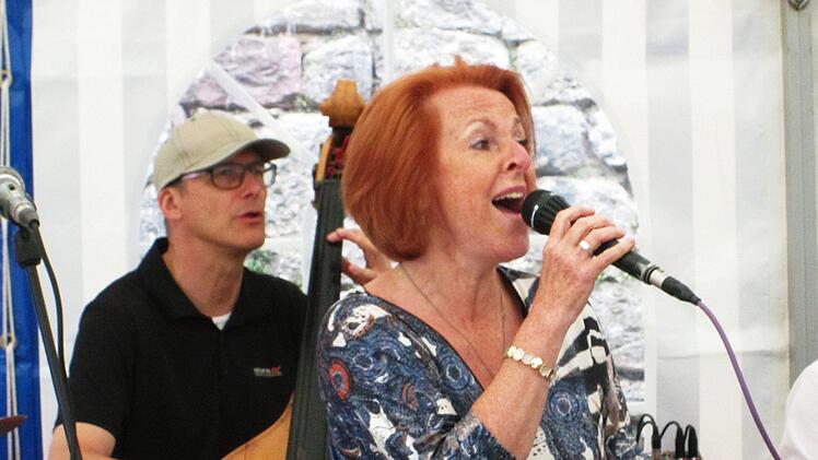 Mitreißend: Jazzfest-Newcomerin Silvia Völker mit "Ain't she sweet". Foto: Winfried Ehling