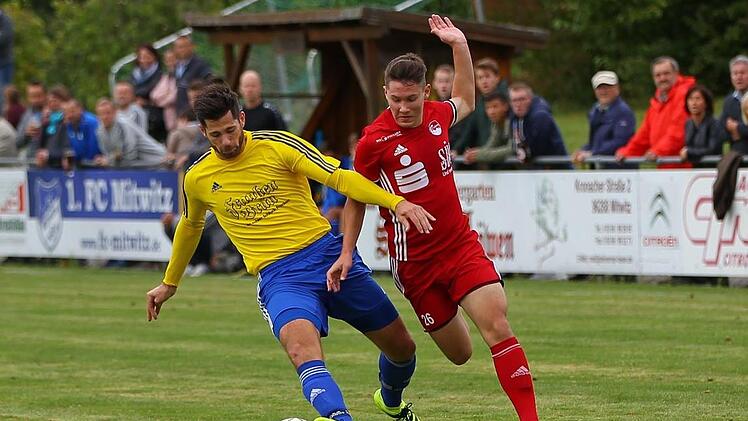 Die Mitwitzer Abwehr um Marc Hofmann (rechts) - hier beim Hinspiel im Laufduell mit dem Coburger Davide Dilauro - wird gegen die starke Offensive des FCC (60 Tore) besonders gefordert werden. Foto: Lisa Hümmer,Archiv